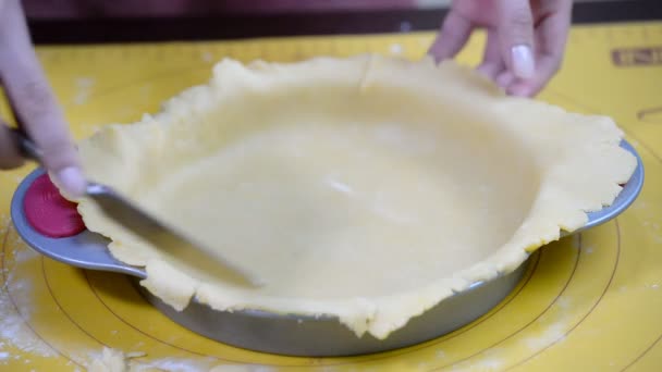Una mujer haciendo tarta. Cortar una corteza de pastel — Vídeo de stock