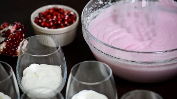 Whip the cream with a whisk. Pour pomegranate seeds into the cream. — Stock Video