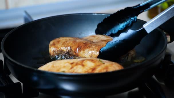 Faire frire le poulet dans une poêle 