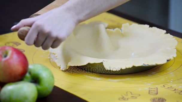 Faça torta de maçã. Coloque a massa em uma assadeira — Vídeo de Stock