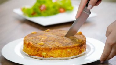 Bir mutfak bıçağı ve kiremit güveç ile kesmek