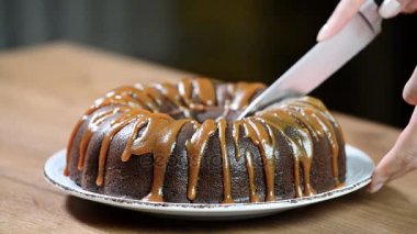 Kesme kek masada el, yakın çekim