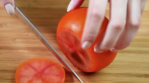 女性の手のトマトをカット — ストック動画
