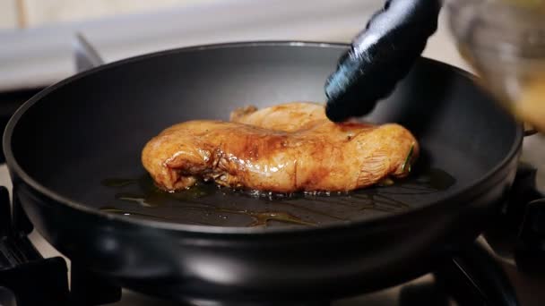 Faire frire le poulet dans une poêle. Mettre la viande dans la casserole 