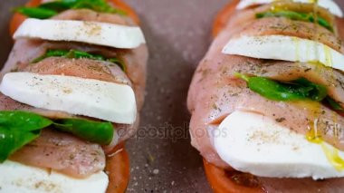 Tavuk göğsü kavurma önce hazırlayın. Tavuk zeytin yağ boşaltma