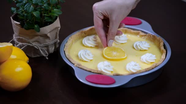 Decorare la crostata al limone . — Video Stock