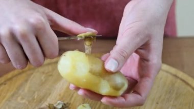 Kadın temiz patates eller