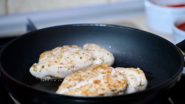 Cuisiner le poulet. Verser la sauce tomate dans le poulet 
