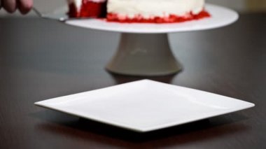 Plaka kafede pasta dilimi koyarak Şef.