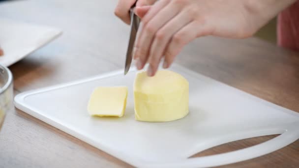 Ženské ruce krájení mozzarella sýr na dřevěné řezací desce