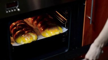 El ekmek fırında seçer. Şef ekmek fırın için seçer