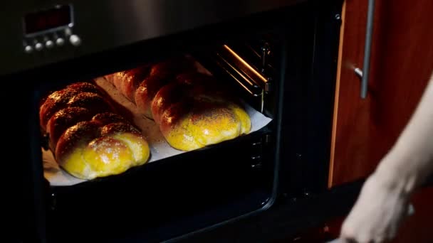 Tangan memilih roti dalam oven. Chef memilih roti untuk oven — Stok Video