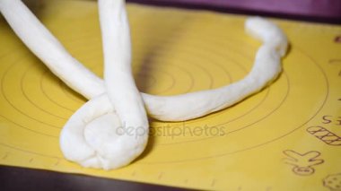 Baker ekmek örgü örgü challah spotlight içinde