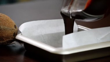Çikolatalı browni kek yapmak. Çikolata Erime dökme
