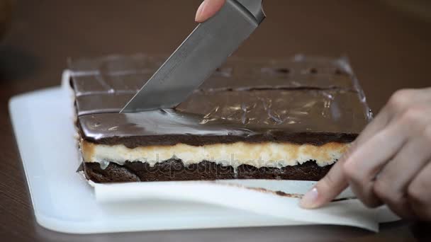 Corte de bolo de chocolate — Vídeo de Stock