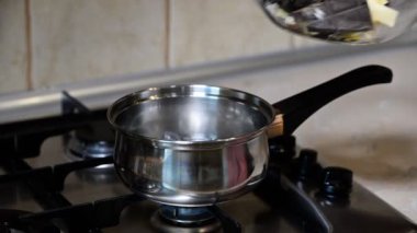 Bir kase çikolata kaplama kaynayan su pan yerleştirerek