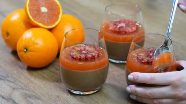 İtalyan tatlı Panna cotta. Panna cotta yemek