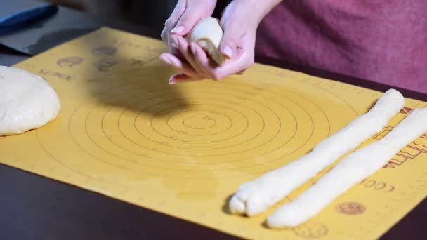 Hornear trenza de pan. Masa amasando — Vídeos de Stock