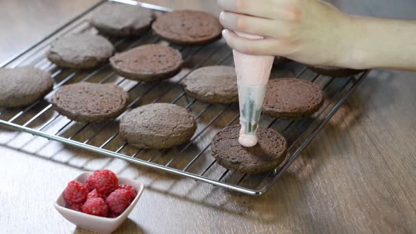 Aperte o creme com um saco de pastelaria. Sanduíche de biscoito de chocolate — Vídeo de Stock