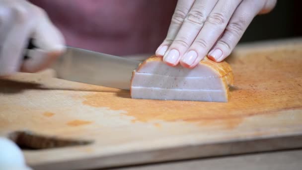 Händerna på en kvinna skära bacon i skivor — Stockvideo