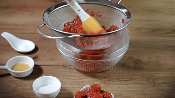 Limpie las frambuesas a través de un tamiz. Pastelería cocina pastelera en la cocina del restaurante — Vídeo de stock