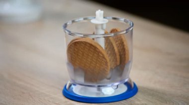 Mutfak robotu chop kurabiye kırıntısı.