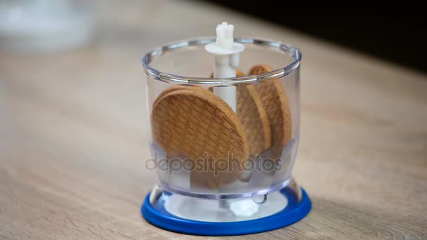 Alimentatore tagliare i biscotti in briciole . — Video Stock