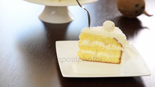 Dilimlenmiş lezzetli pasta yemek — Stok video