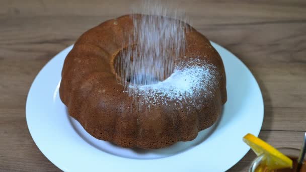 Порошок сахара посыпанный сверху торта — стоковое видео