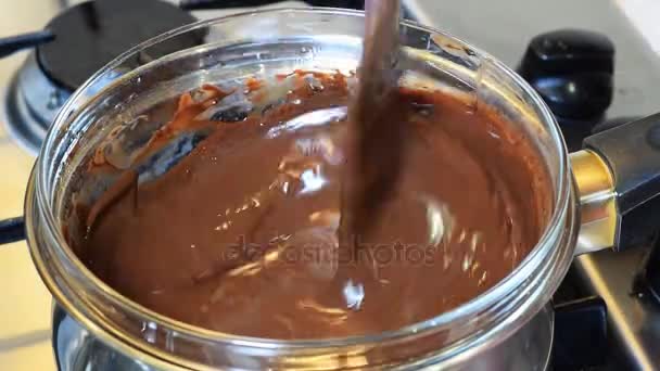 Smelten van chocolade op het fornuis — Stockvideo