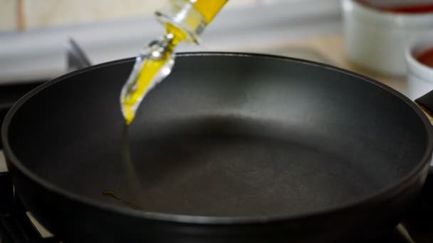 Оливковое масло вылилось в сковородку из бутылки — стоковое видео
