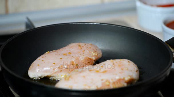 Bak kip in een koekenpan — Stockvideo