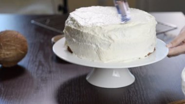 Bir pasta yapma süreci. Şekerlemeciler eşittir bisküvi kremalı pasta spatula kullanarak