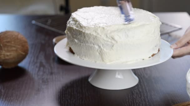 El proceso de hacer un pastel.Pasteleros equipara la crema de galletas usando espátula de pastelería — Vídeo de stock