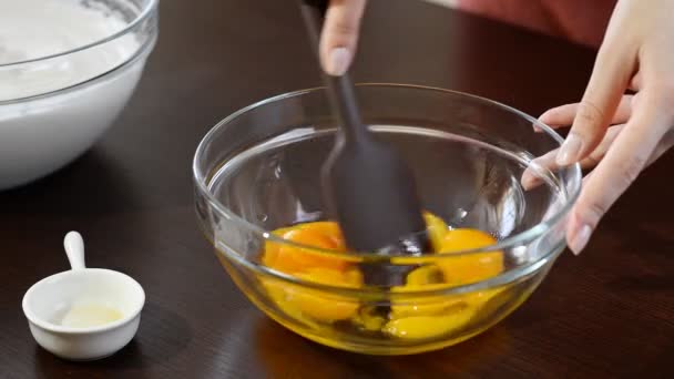 Збийте в скляній мисці яєчні жовтки — стокове відео
