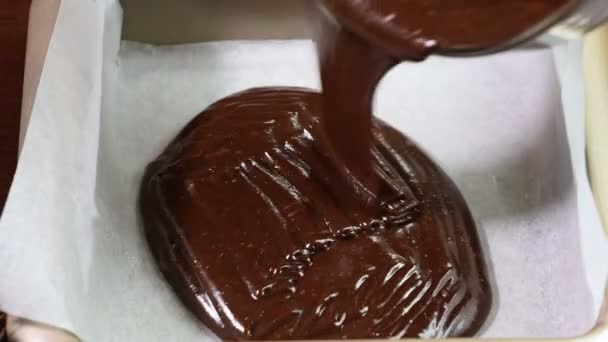 Fazendo bolo de chocolate Brownie. Despejar Chocolate derretendo — Vídeo de Stock