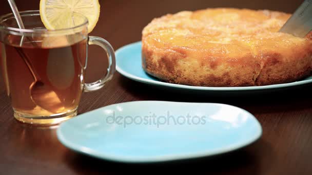 Ананас перевернутый торт с вишнями на блюдечке. Положи кусочек ананасового торта в миску — стоковое видео