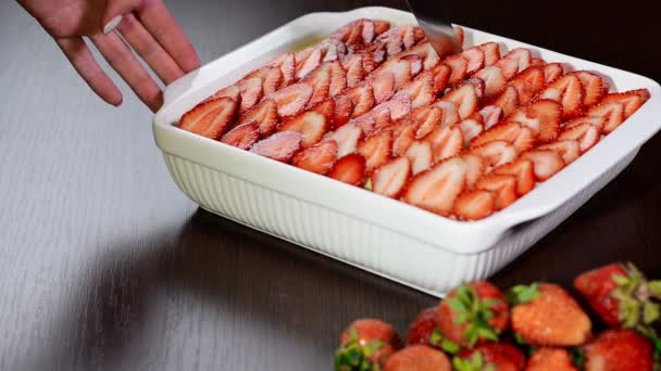 Kvinnan klipper en jordgubbe tiramisu med en kniv. Strawberry tiramisu dessert. — Stockvideo