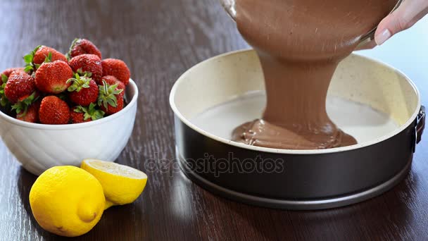 Verser le mélange de gâteau au chocolat dans l'étain. Fabrication de pâte à pâtisserie . — Video