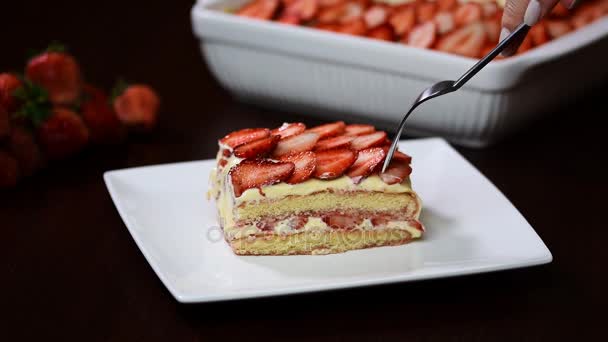 Postre de tiramisú de fresa. Comer tiramisú de fresa . — Vídeos de Stock