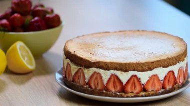 Çilekli kek ile pudra şekeri serpin