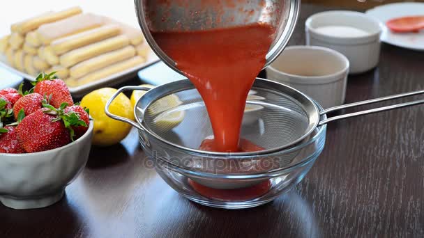 Wipe strawberries through a sieve. Strawberry sauce — Stock Video