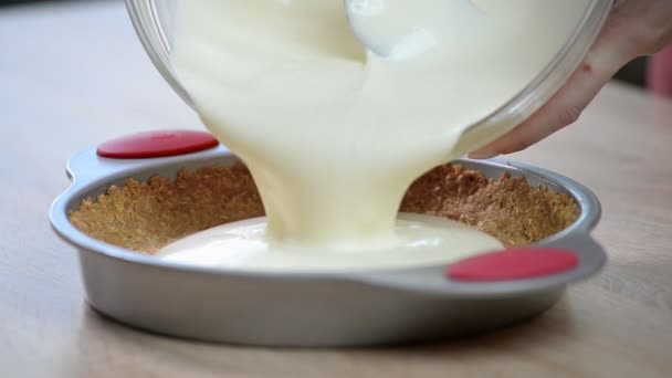 Flicka i köket att göra en key lime cheesecake — Stockvideo