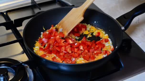 Faire revenir les légumes dans une poêle . — Video