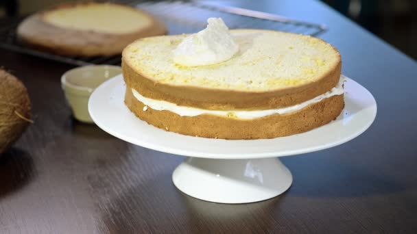 El proceso de hacer un pastel.Pasteleros equipara la crema de galletas usando espátula de pastelería . — Vídeos de Stock