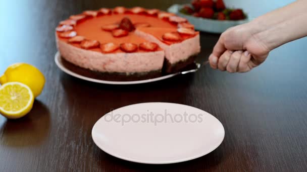Chef legt Scheiben Schokoladenkuchen mit Erdbeermousse auf Teller. — Stockvideo