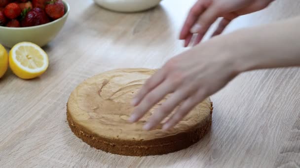 Het meisje maakt de taart. Te snijden de taart spons — Stockvideo