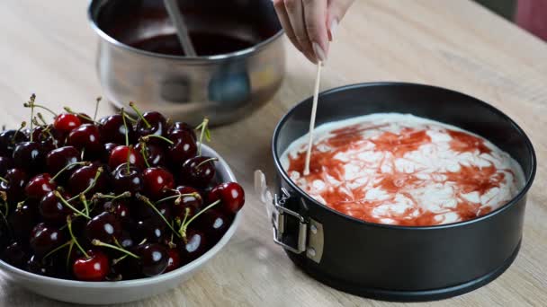 Hacer tarta de queso deliciosa y dulce con gelatina de cereza — Vídeos de Stock