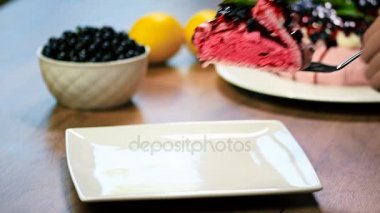 Kız beyaz bir kase, çok kolay Pavlova koyar