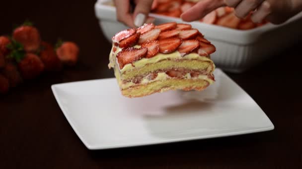 Dessert tiramisu aux fraises. Mettre un morceau de tiramisu à la fraise sur une assiette blanche — Video